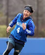 新人合同自主トレでベースランニングを行うDeNA・度会隆輝(撮影・荒木孝雄)