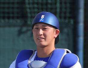 5回を投げ終えたバウアーとタッチを交わすDeNA・松尾汐恩 =横浜スタジアム(撮影・福島範和)