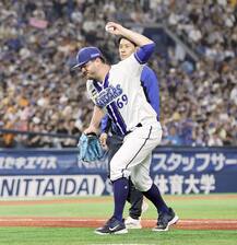 六回途中で降板となったケイは、グラウンドにボールをたたきつけた(撮影・荒木孝雄)