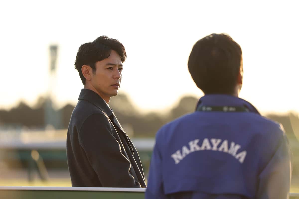 栗須栄治(妻夫木聡)、野瀬(金井勇太)。日曜劇場「ザ・ロイヤルファミリー」