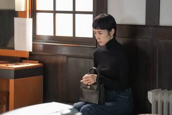 偕行社・楽屋にて。緊張している大月るい(深津絵里)。(C)NHK