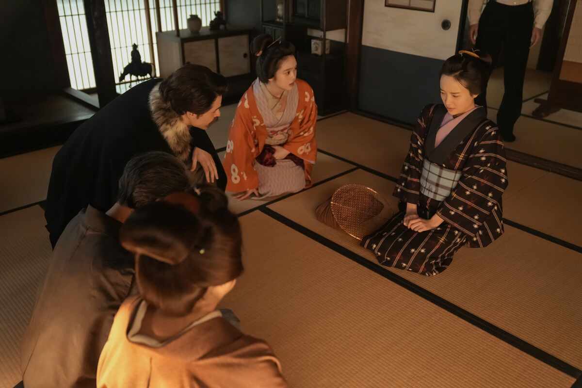 (左手前から時計回りに)松野フミ(池脇千鶴)、司之介(岡部たかし)、レフカダ・ヘブン(トミー・バストウ)、松野トキ(髙石あかり)、クマ(夏目透羽)。NHK連続テレビ小説「ばけばけ」第100回から